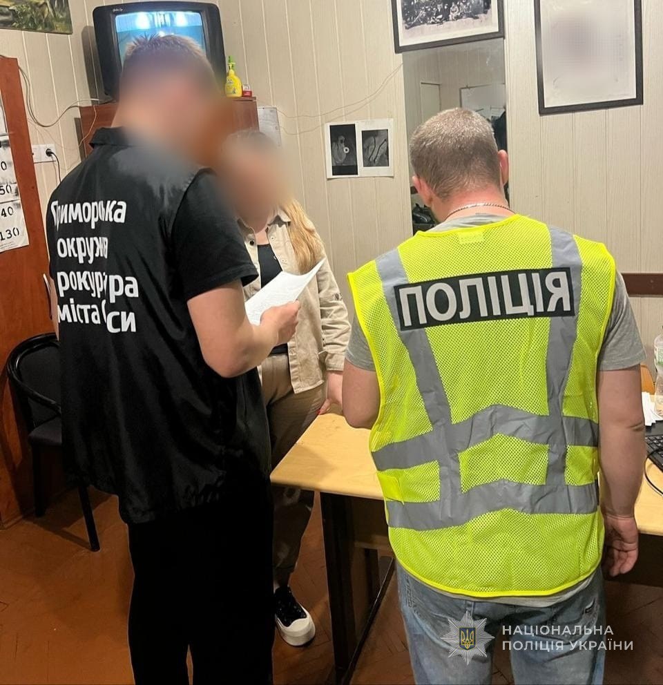 Задержанная женщина в полицейском участке.