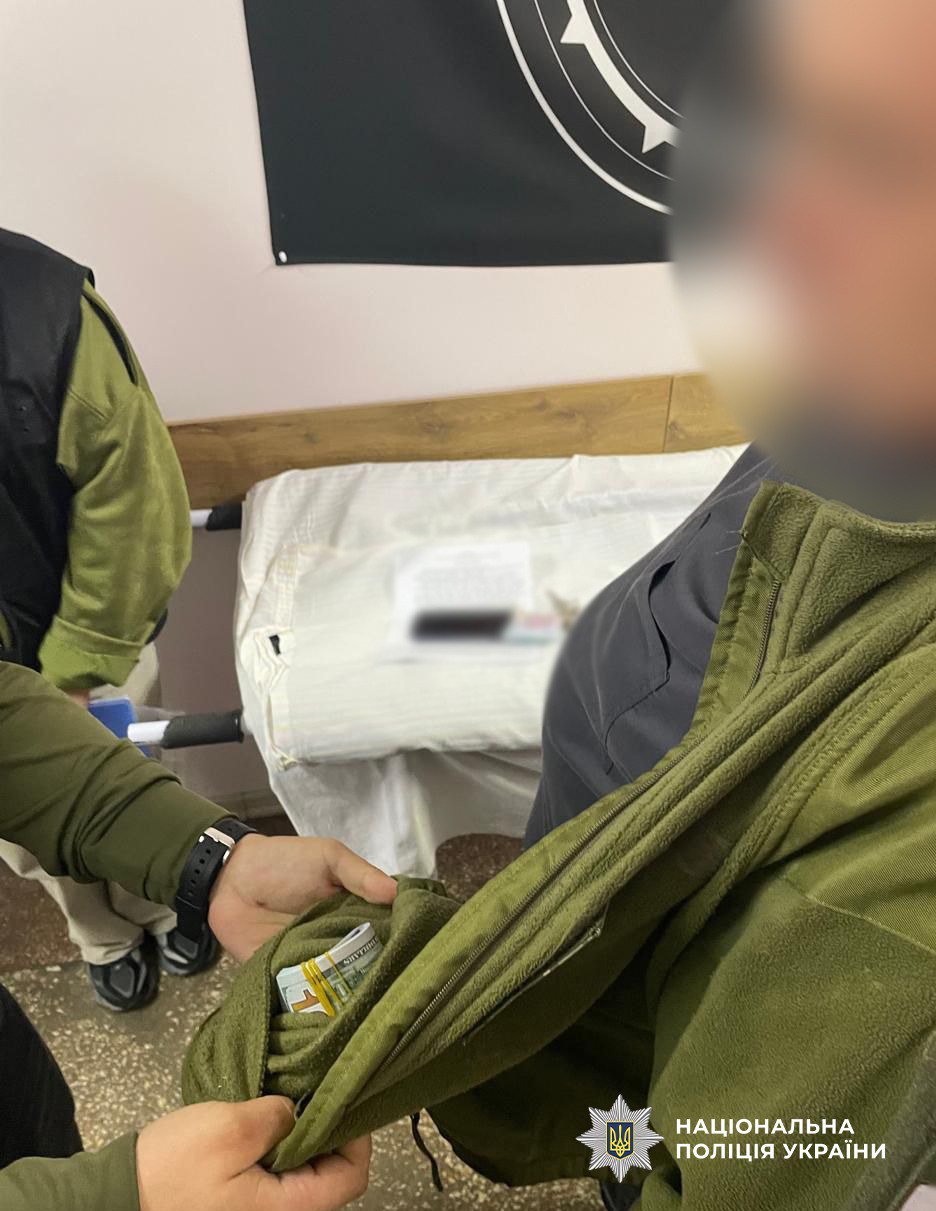 Гроші, які вилучили у представника військової клініки.