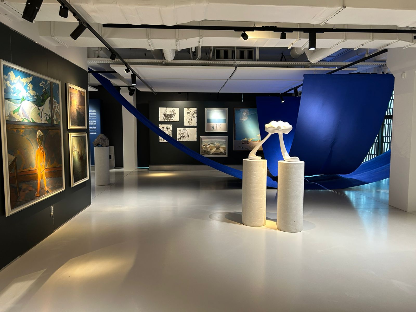 Степан Рябченко. "Гуляюча Хмара", 55 х 73 х 25 см, полімерний мармур, 2021