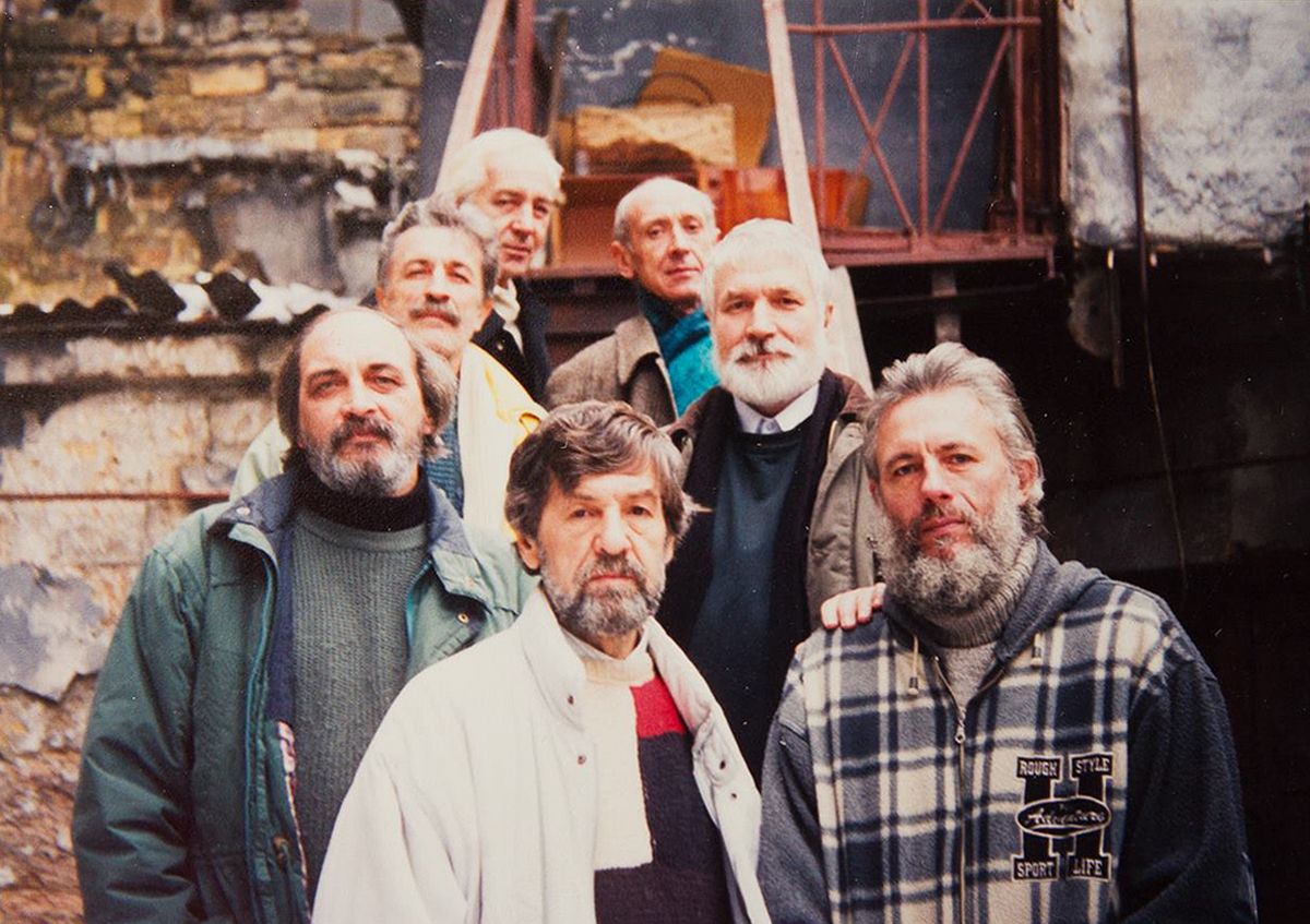 Члены группы "Мамай" во дворе мастерской Сергея Савченко. Одесса, 1990-е годы. Левый ряд (снизу вверх): В. Маринюк, С. Савченко, А. Стовбур, М. Степанов. Правый ряд (снизу вверх): В. Сад, В. Цюпко, В. Басанец.