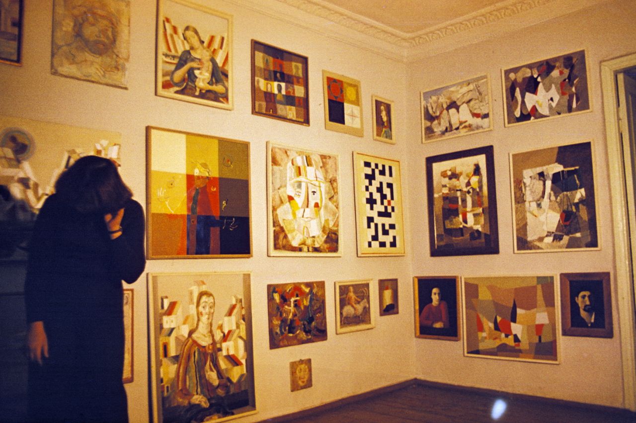 Выставка одесских художников в квартире Виктора Марынюка. На стене работы Виктора Маринюка (слева) и Владимира Цюпка (справа). Одесса, конец 1970-х годов.