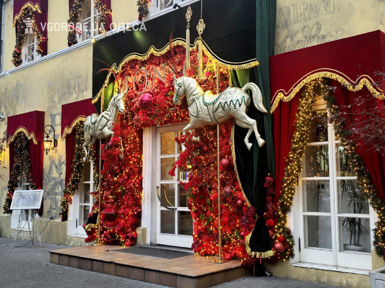 Новорічна локація в Monica.