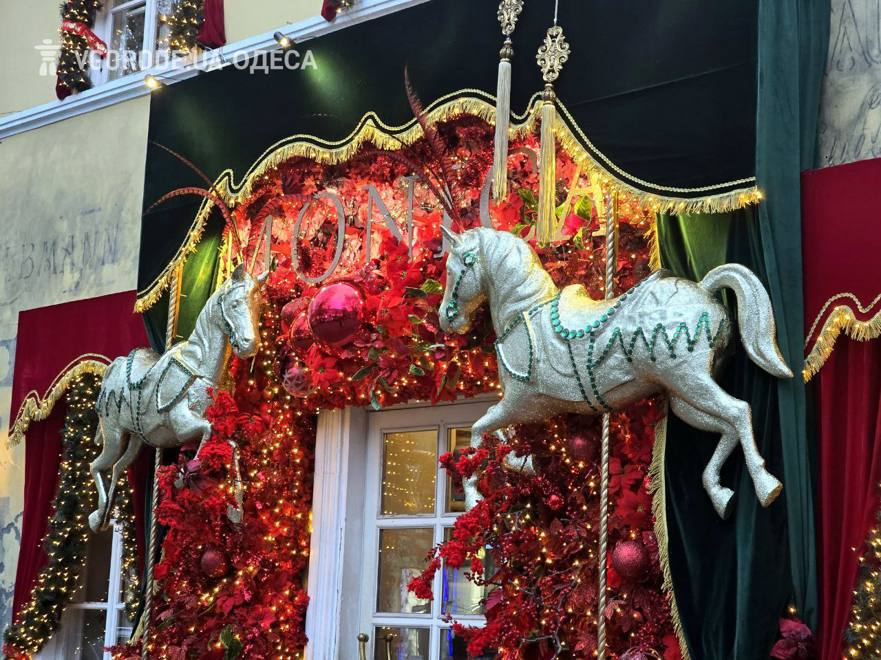 Новорічна локація в Monica.