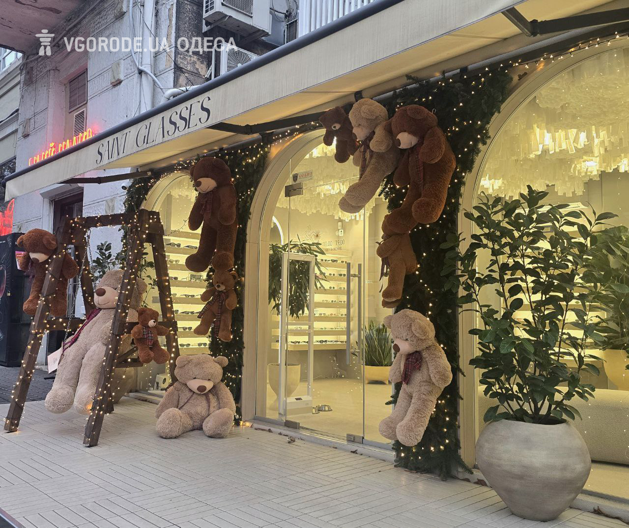 Новорічна локація в Saint Glasses.