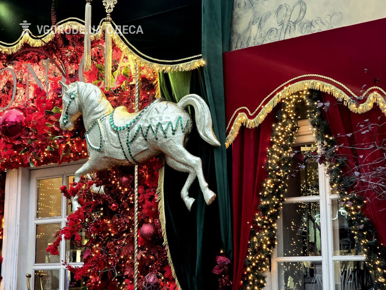 Новорічна локація в Monica.