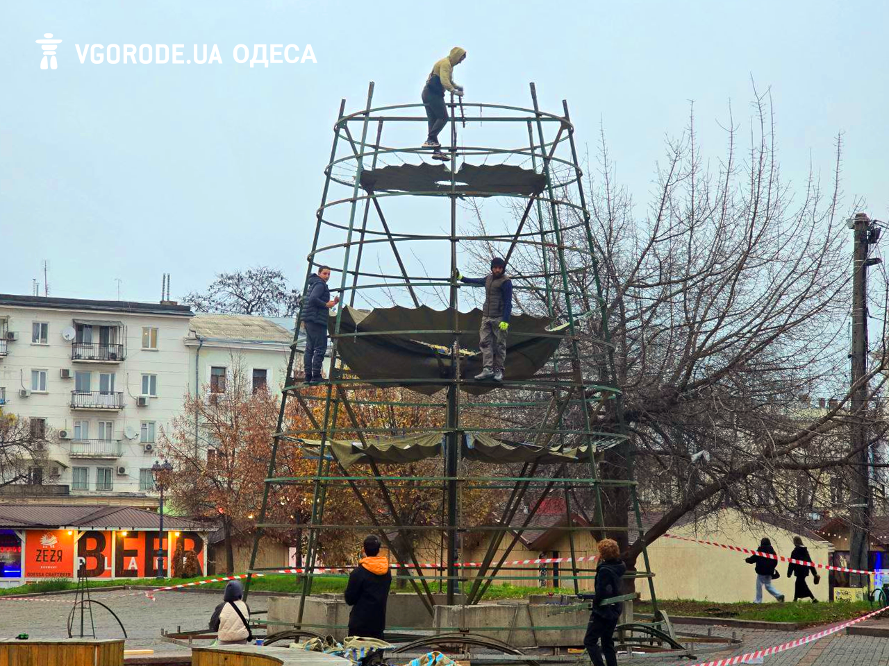 На Грецькій площі монтують ялинку.