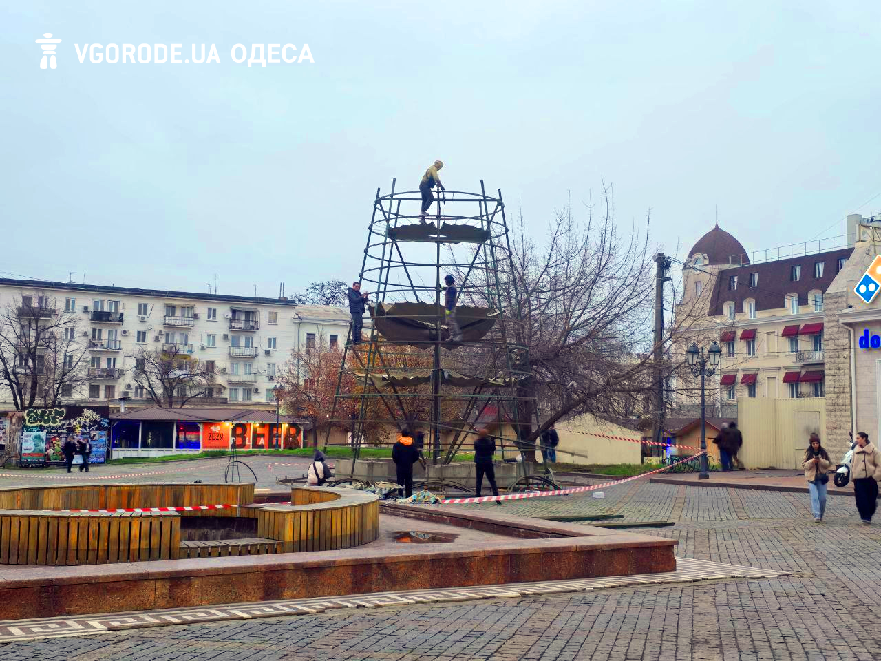 На Грецькій площі монтують ялинку.