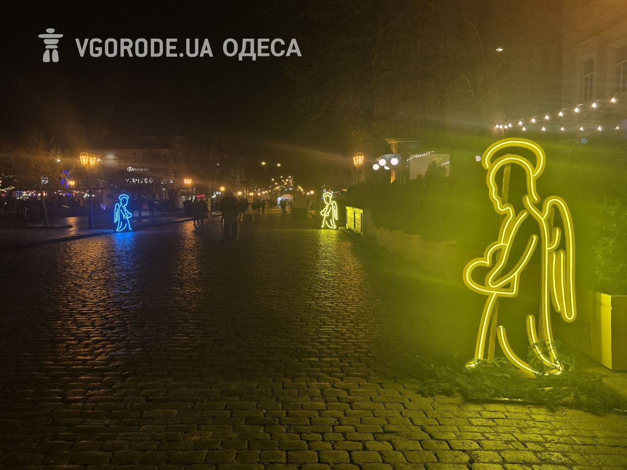 Инсталляции ангелов на Дерибасовской.