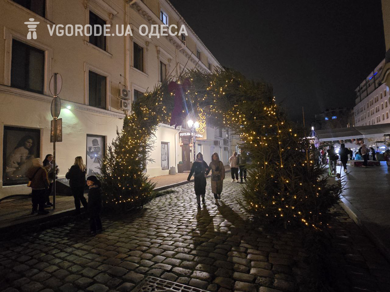 Арка из хвойных веток.