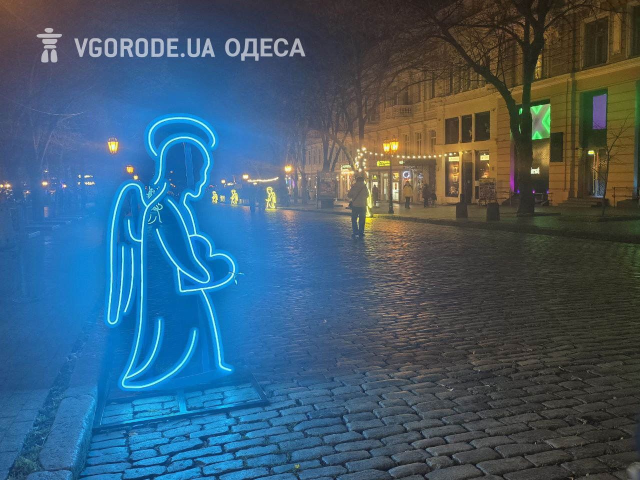 Инсталляции ангелов на Дерибасовской.