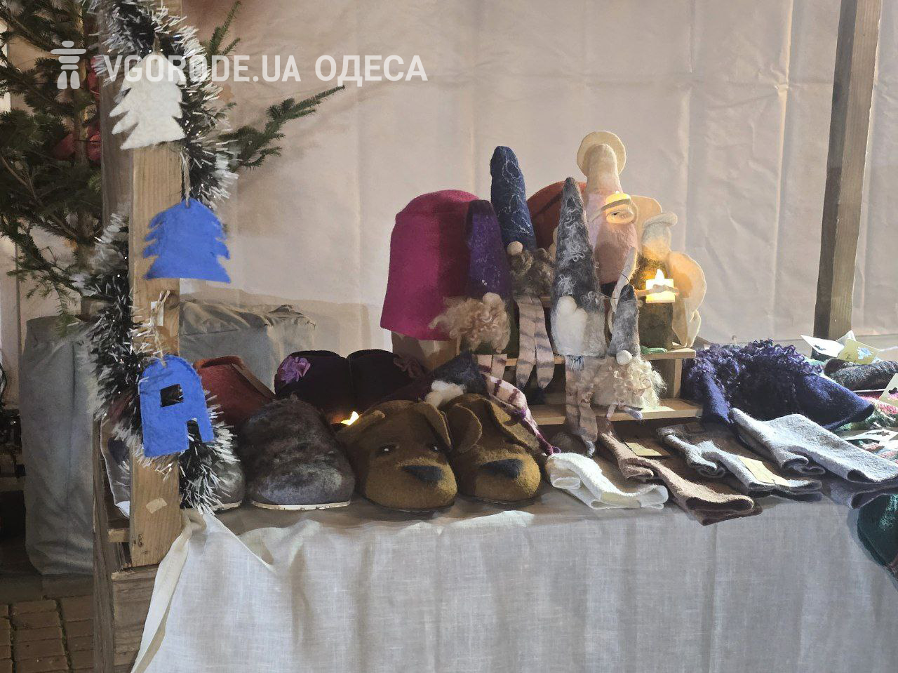 Тапочки и шапки на ярмарке.