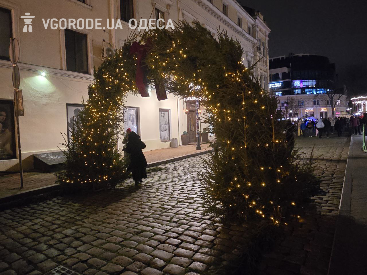 Арка из хвойных веток.