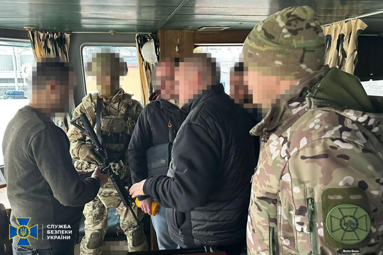 Працівники СБУ затримують капітана та членів екіпажу "тіньового" судна РФ.