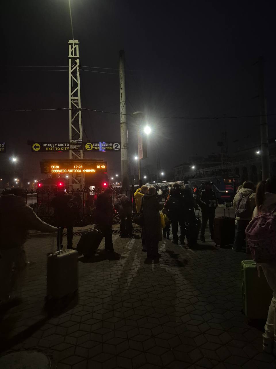 Люди на перроне.