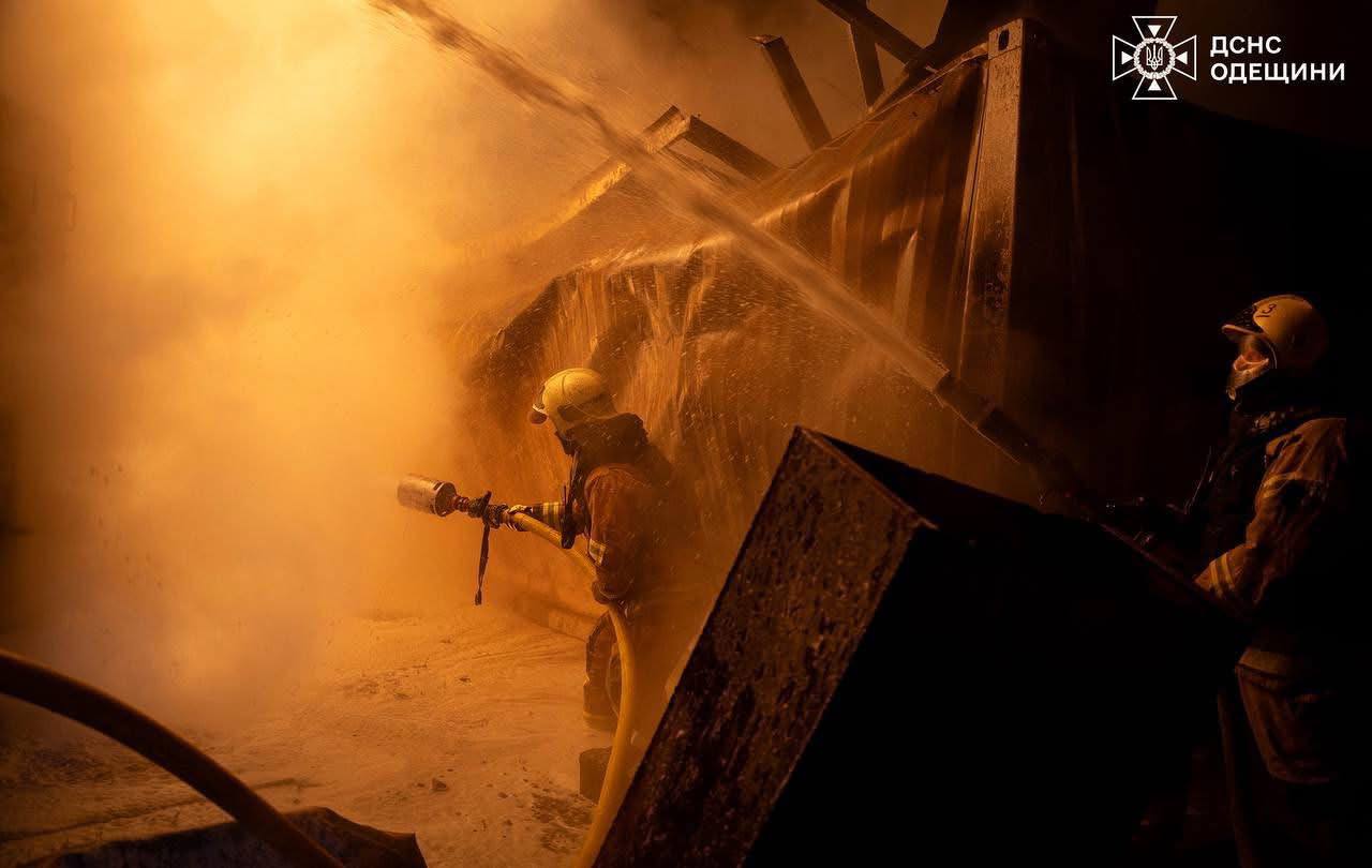 Спасатели на месте обстрела.