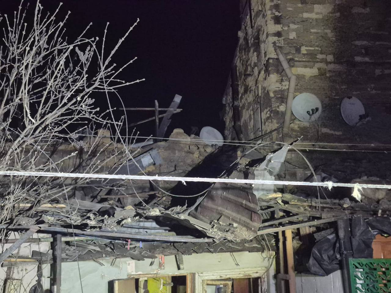 Разрушения после обстрела.