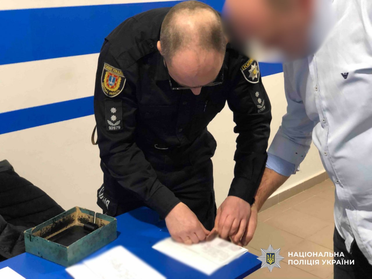 Подозреваемый с полицейским.