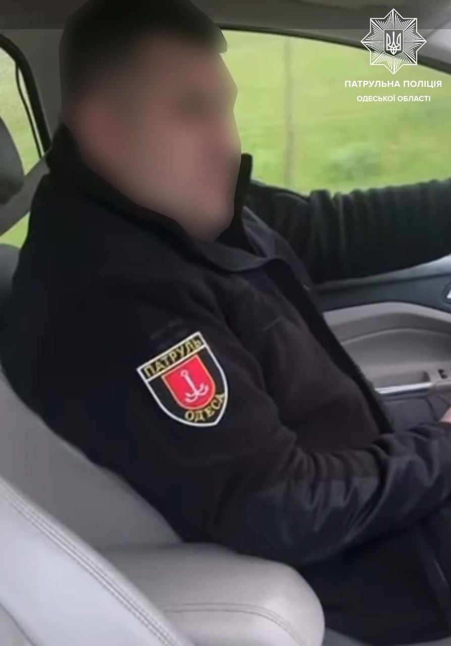 Мужчина с шевроном патрульного.