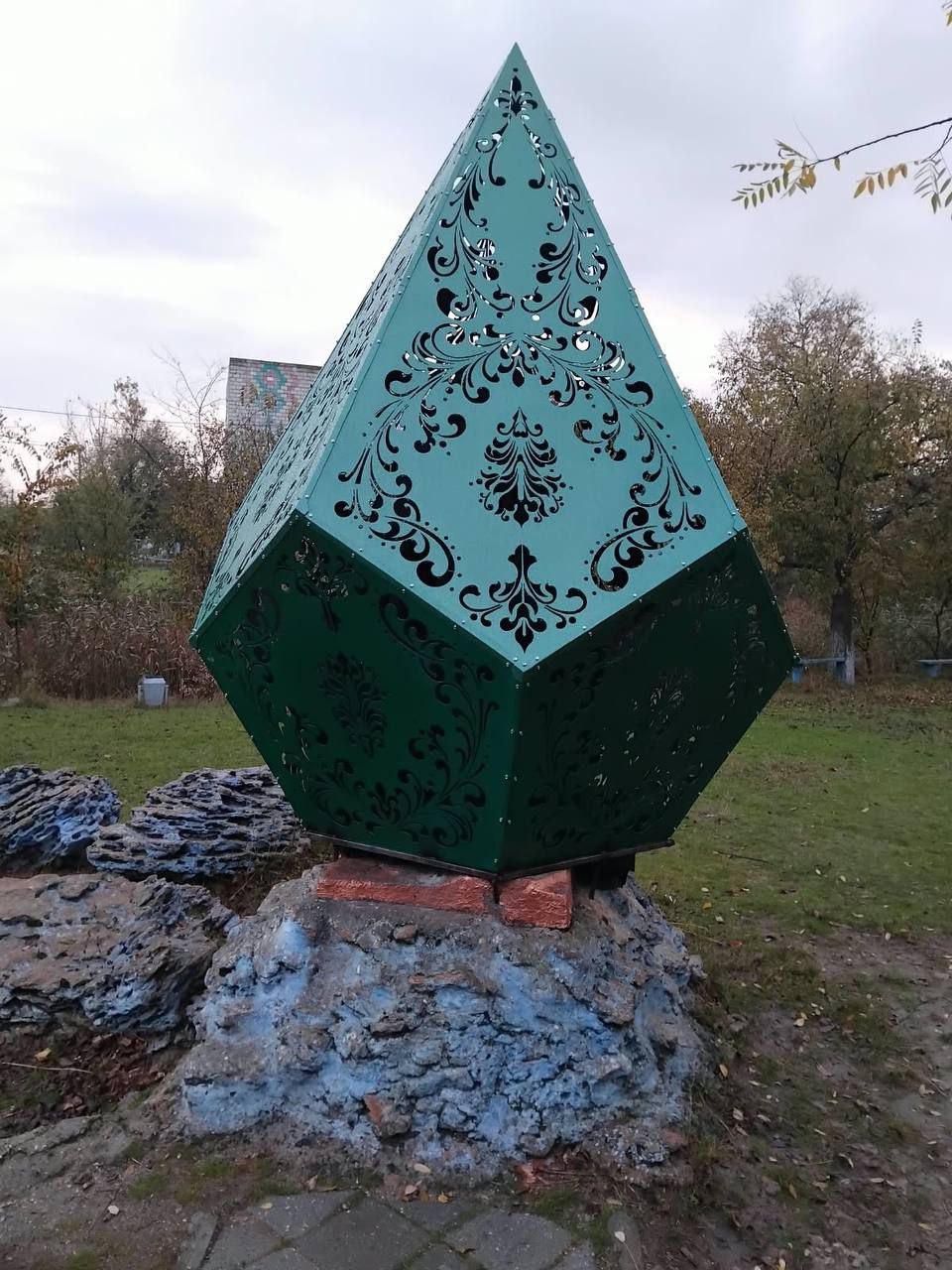 Захисний купол навколо пам'ятника Пушкіну в Татарбунарах на Одещині.