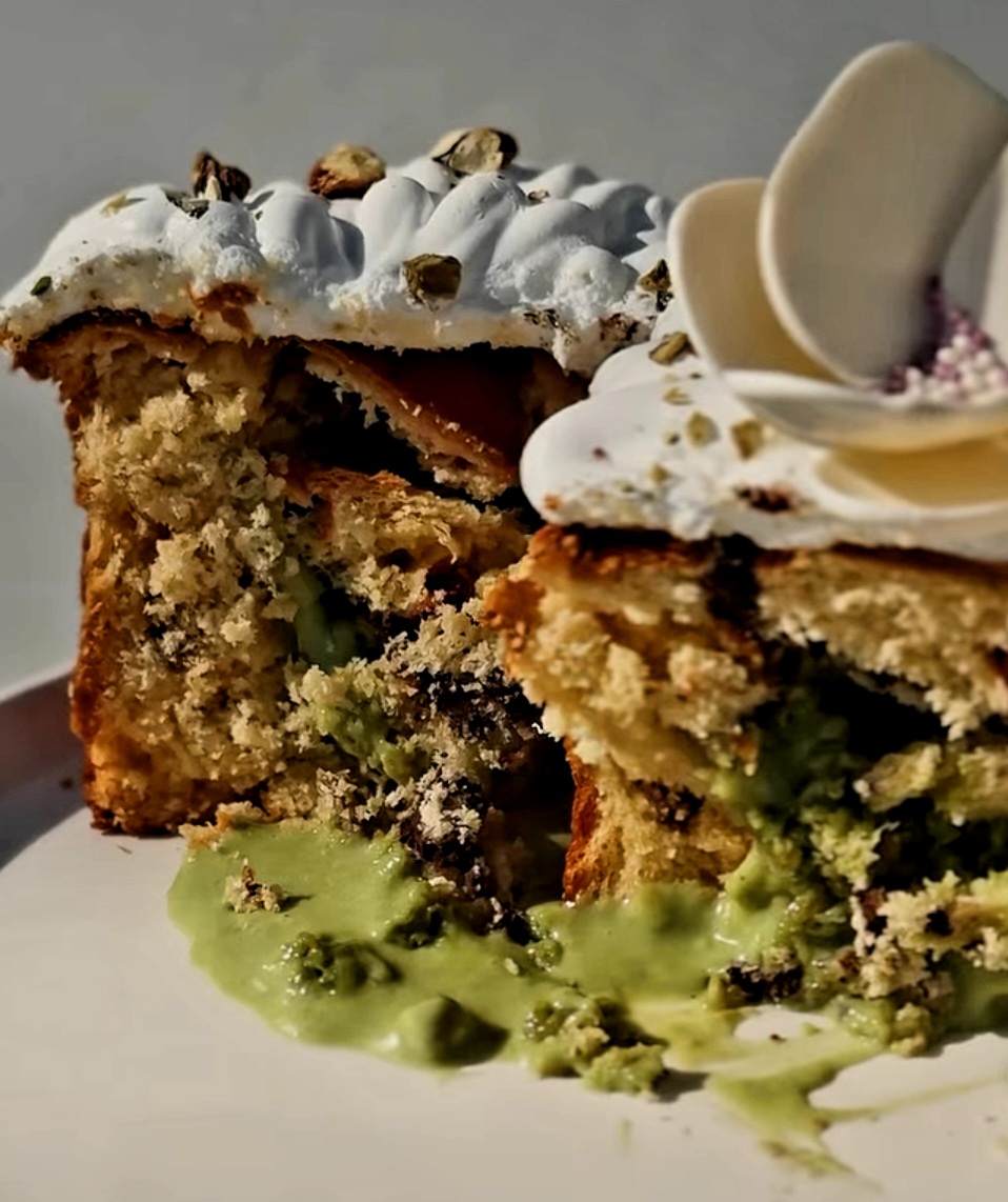 Паска с фисташкой и дубайским шоколадом от Sunny Bistro.