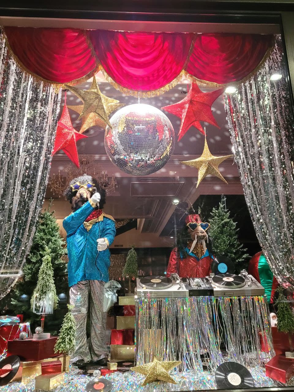 Витрина магазина "Кардинал".