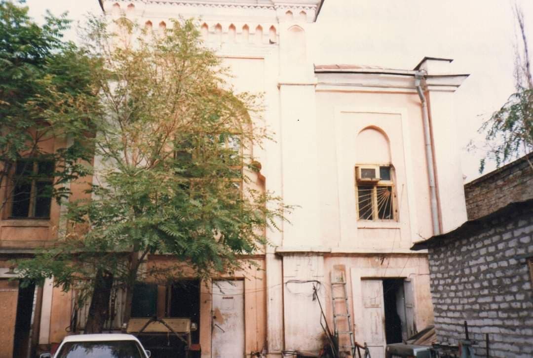 Завод "Динамо". Здание Новобазарной синагоги в 90-х.