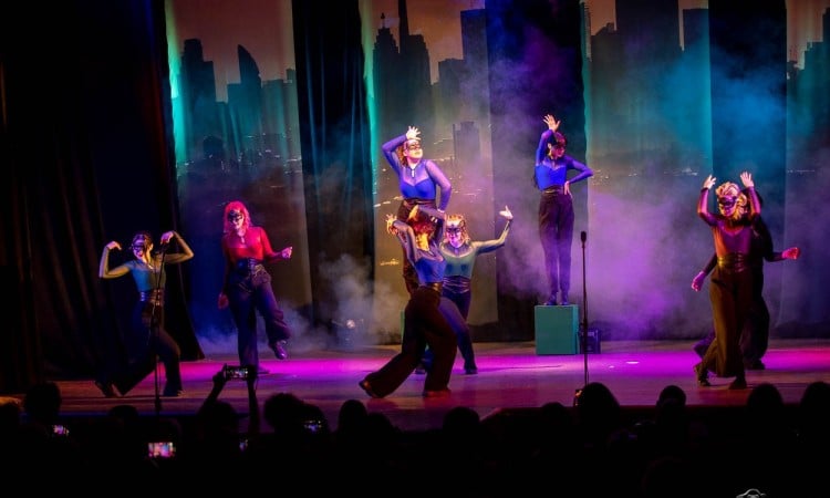 Спектакль "Помпезное шоу".