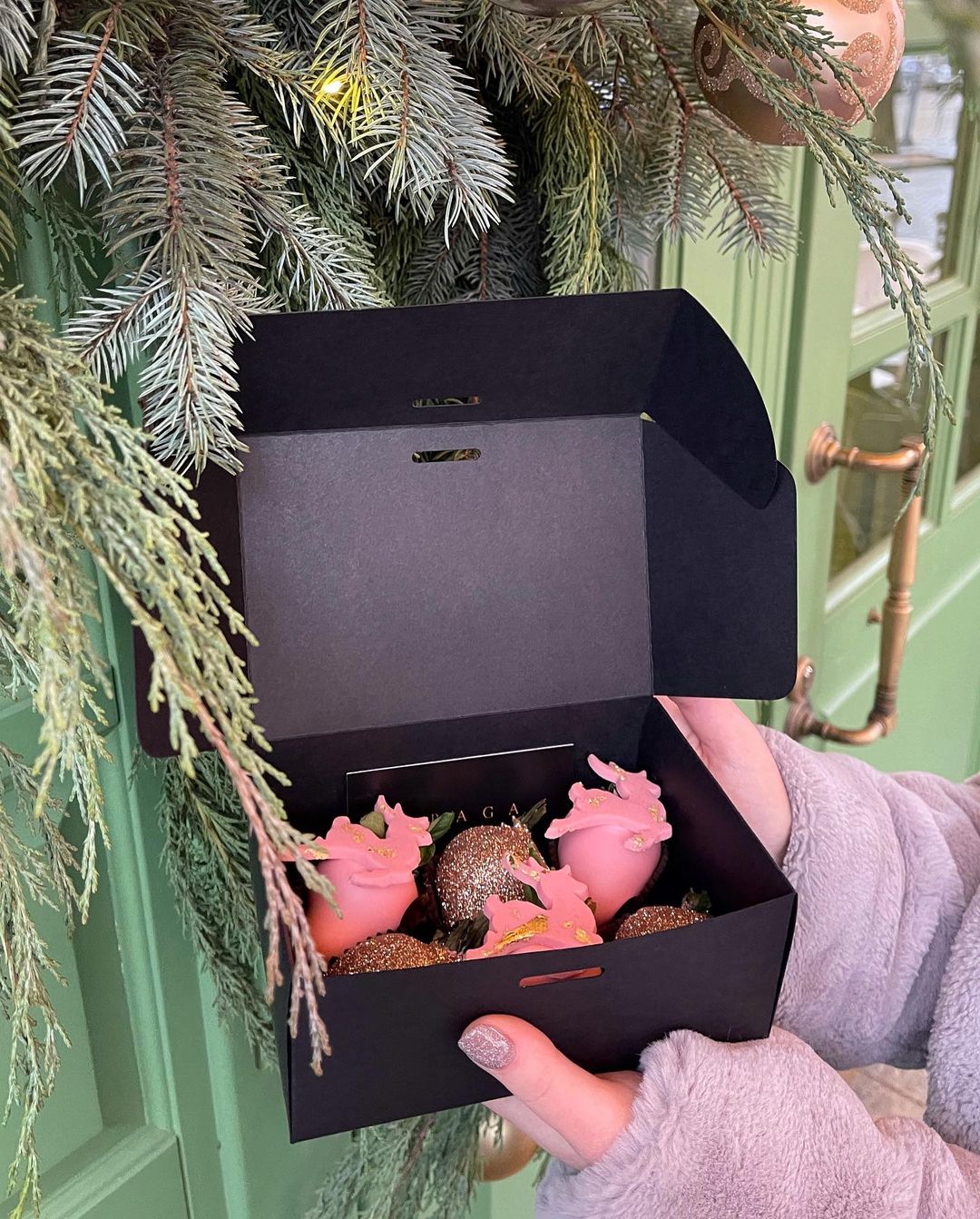 Новогодний набор клубники в бельгийском шоколаде (6 клубничек) от шоколадной мастерской Fraga.