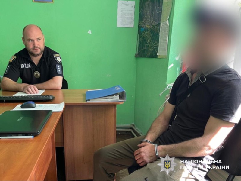 Задержанный водитель с полицейским.