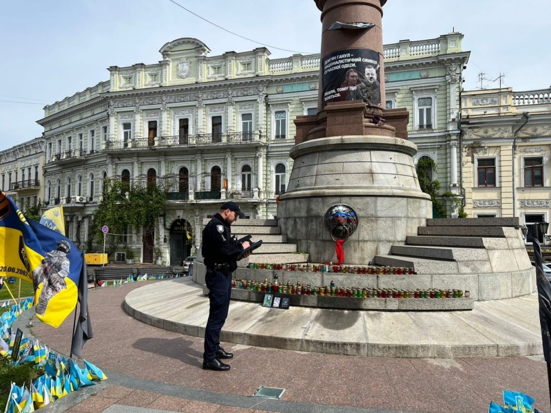 Полицейские возле постамента на Европейской площади.