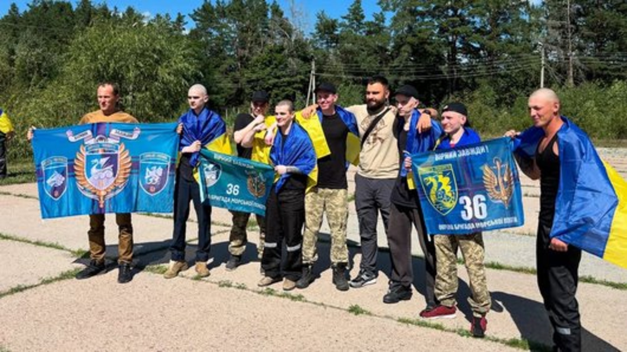 Военнопленные, вернувшиеся на Родину 14 августа 2025 (Хуан Альберто Лейва Гарсия второй слева).