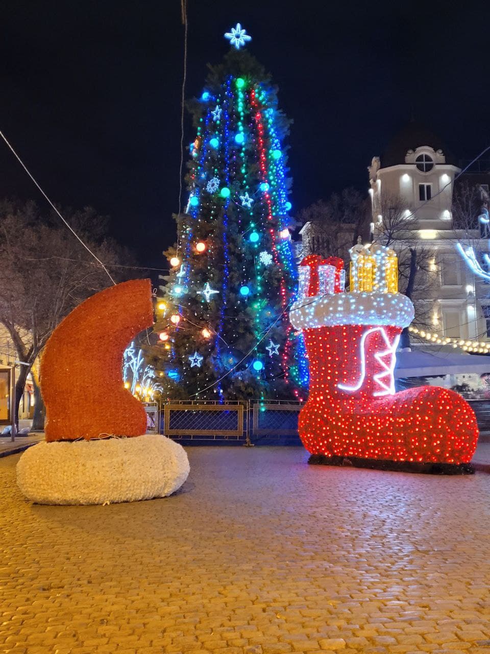Колпак Дед Мороза на Дерибасовской.