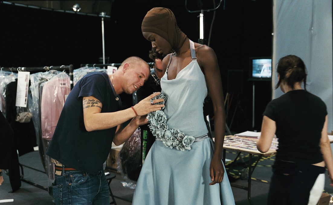 Кадр из фильма McQueen.