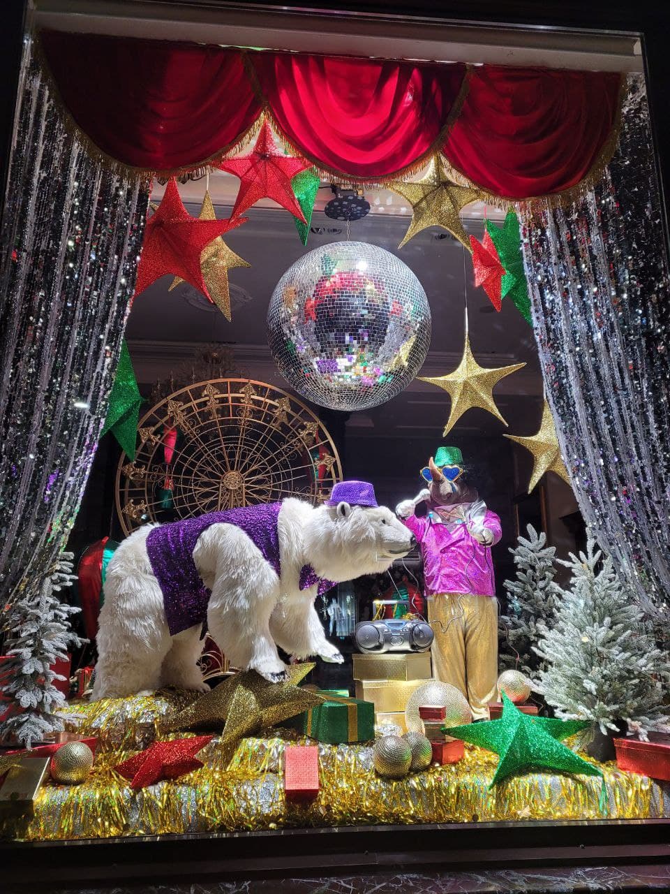 Витрина магазина "Кардинал".