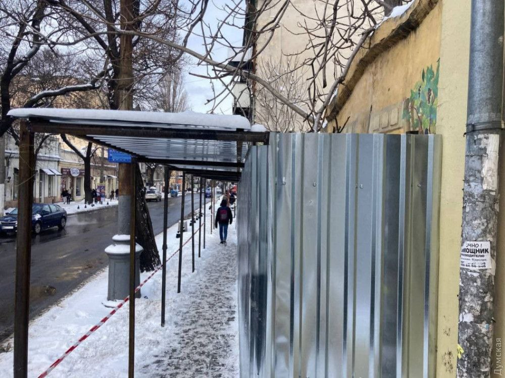 В Одессе демонтируют стену с муралом на улице Канатной.