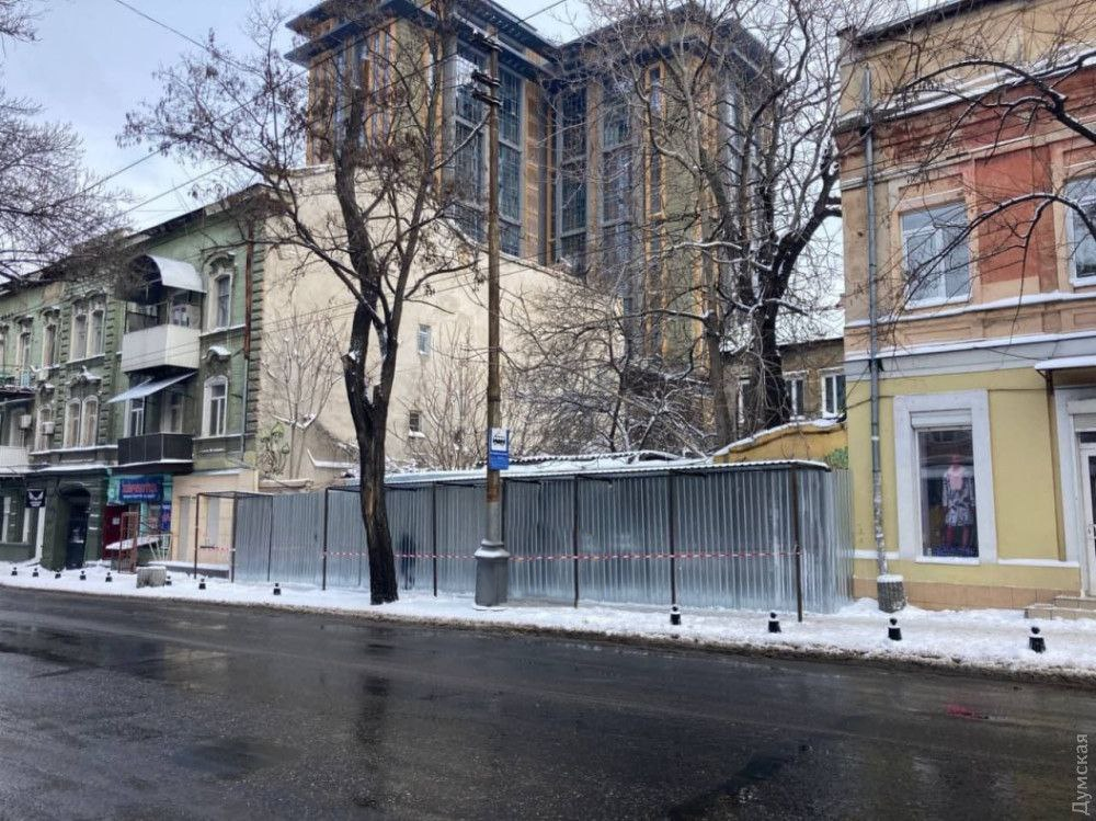 В Одессе демонтируют стену с муралом на улице Канатной.