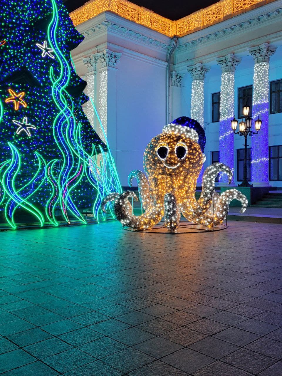 Осьминог на Думской площади.