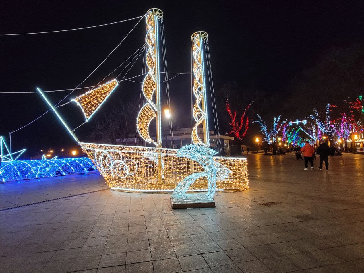 Инсталляция "Парусник с дельфинами".