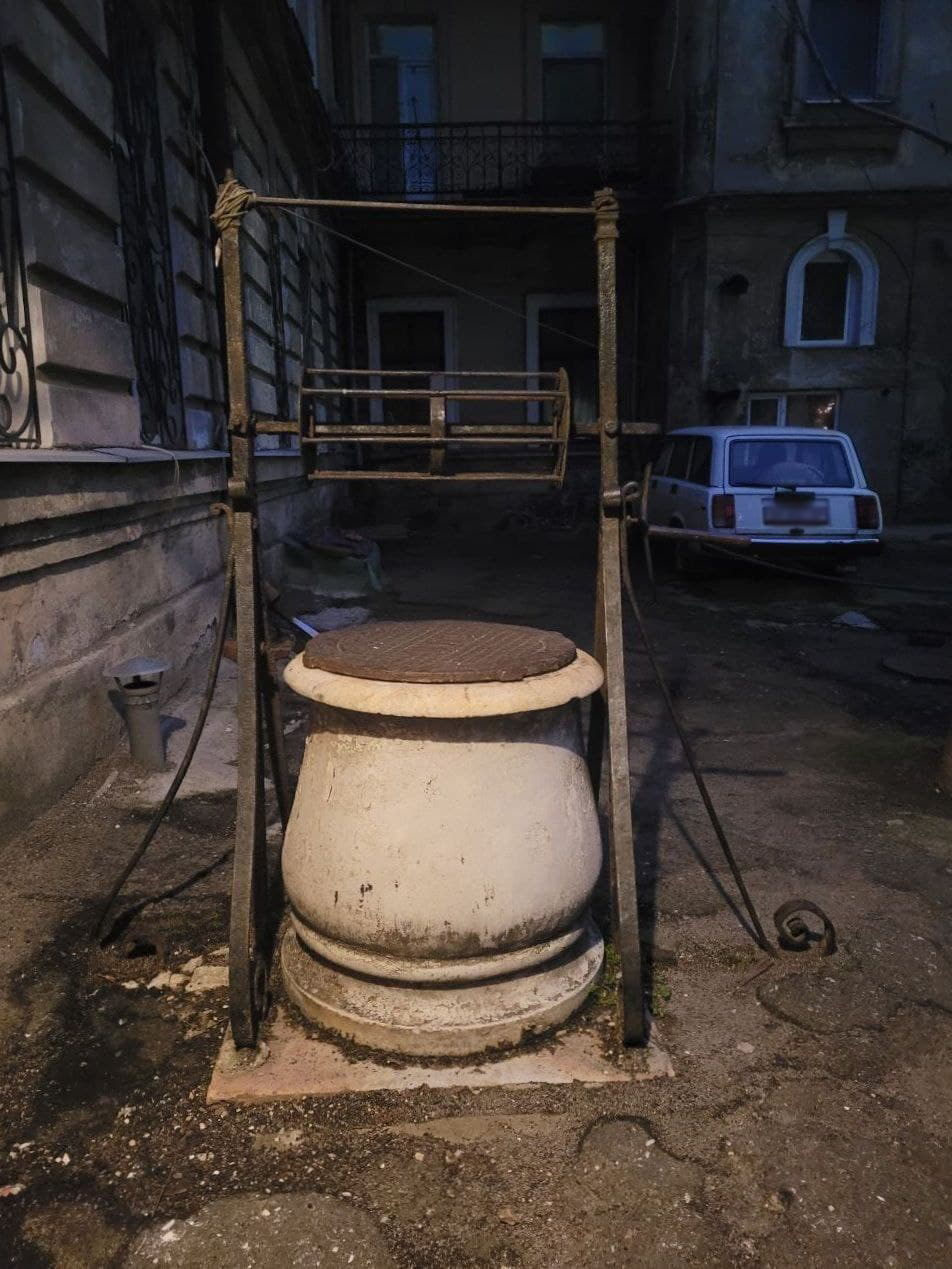 Мраморный оголовок на улице Пастера, 10.