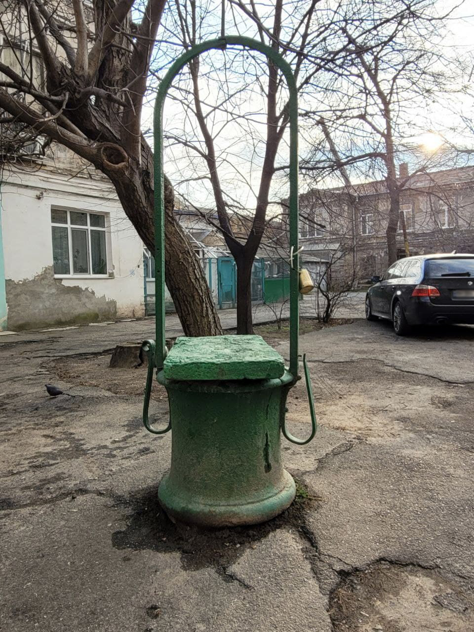 Чугунный оголовок на улице Пастера, 38.