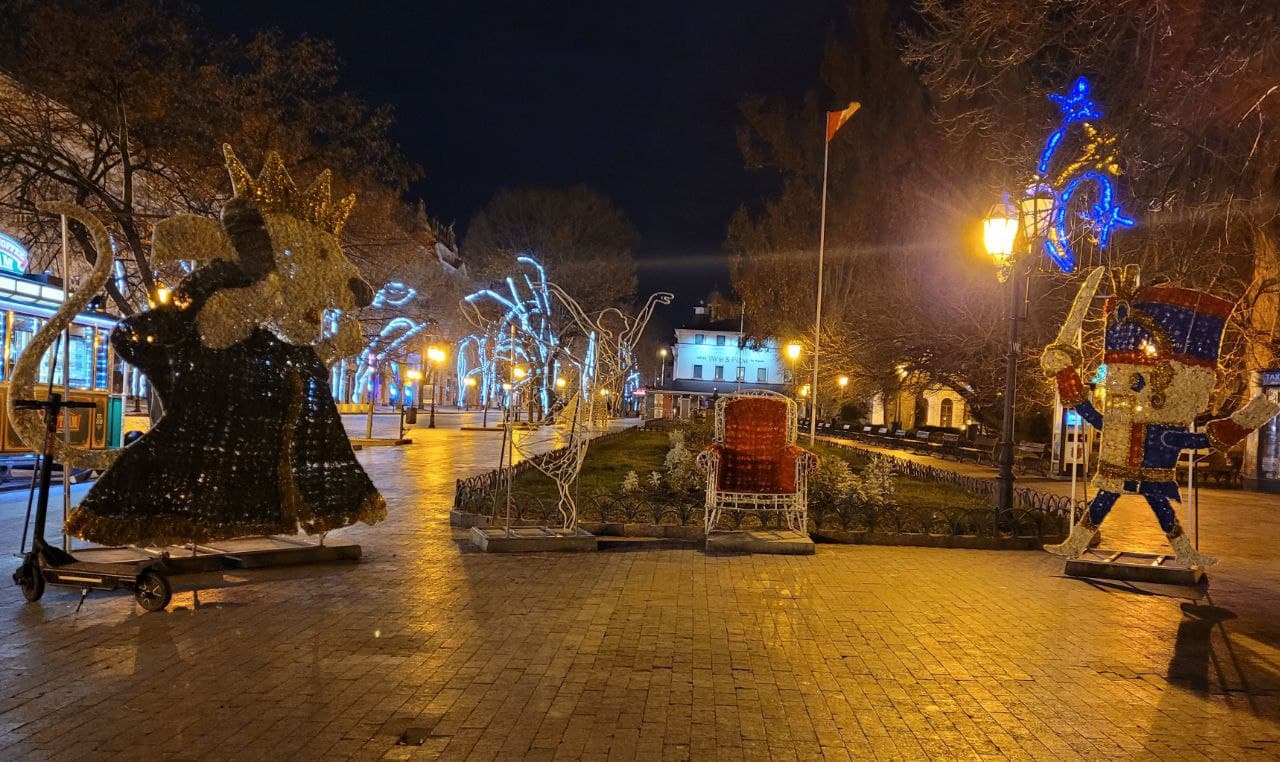 Инсталляция "Щелкунчик" на Дерибасовской.