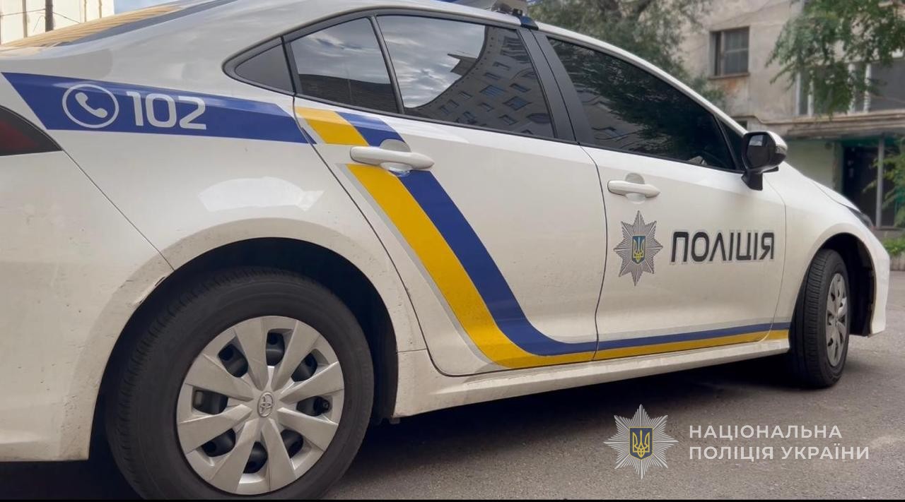Поліцейський автомобіль на місці стрілянини.