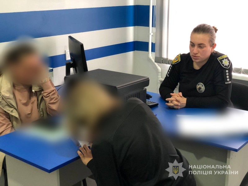 Дівчинка з матір'ю у відділенні поліції.