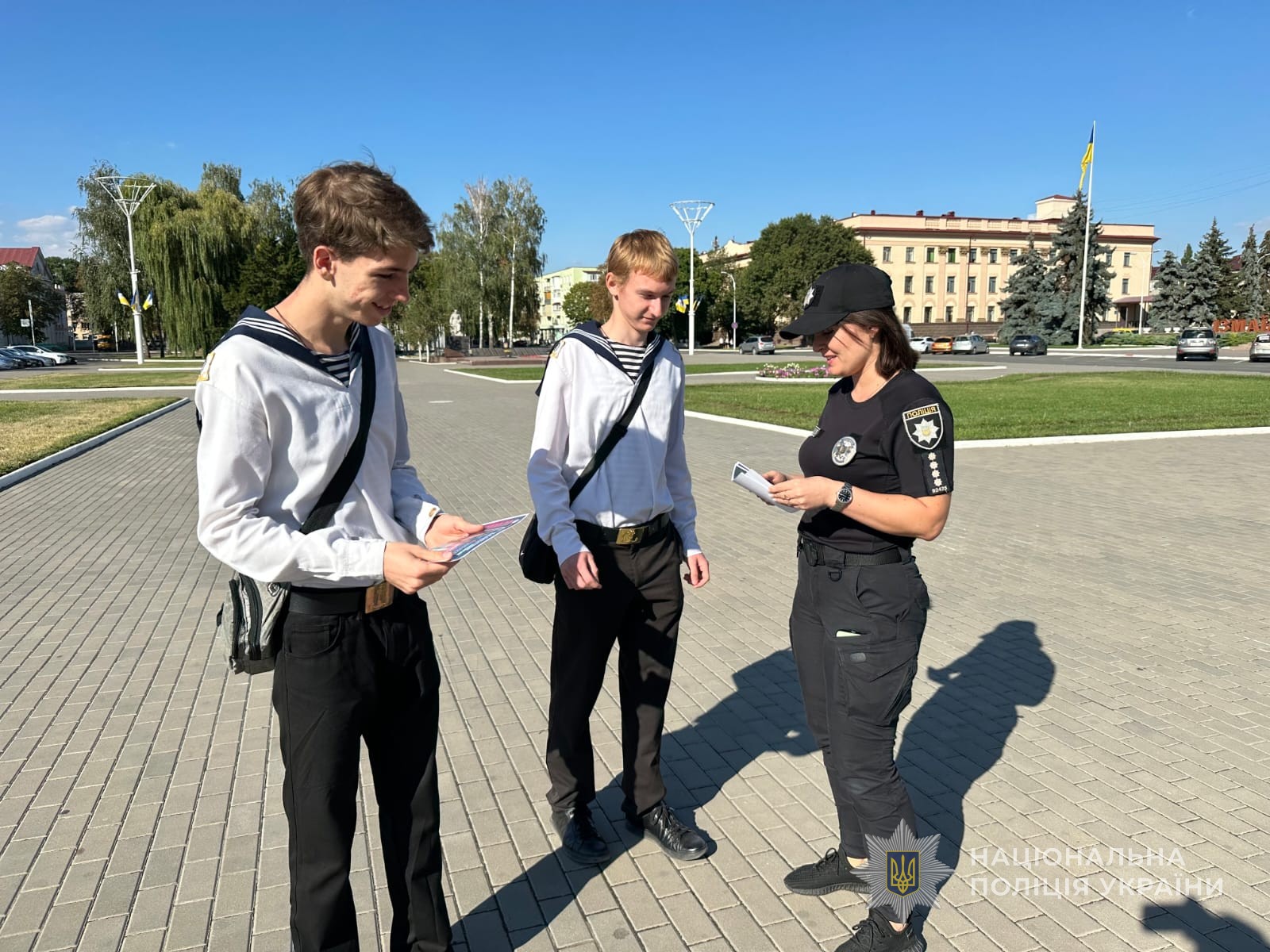 Поліцейська спілкується з підлітками.