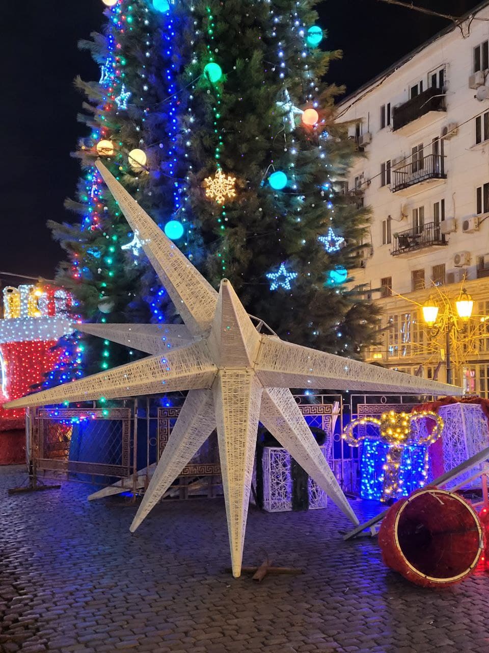 Восьмиугольная звезда под елкой на Дерибасовской.