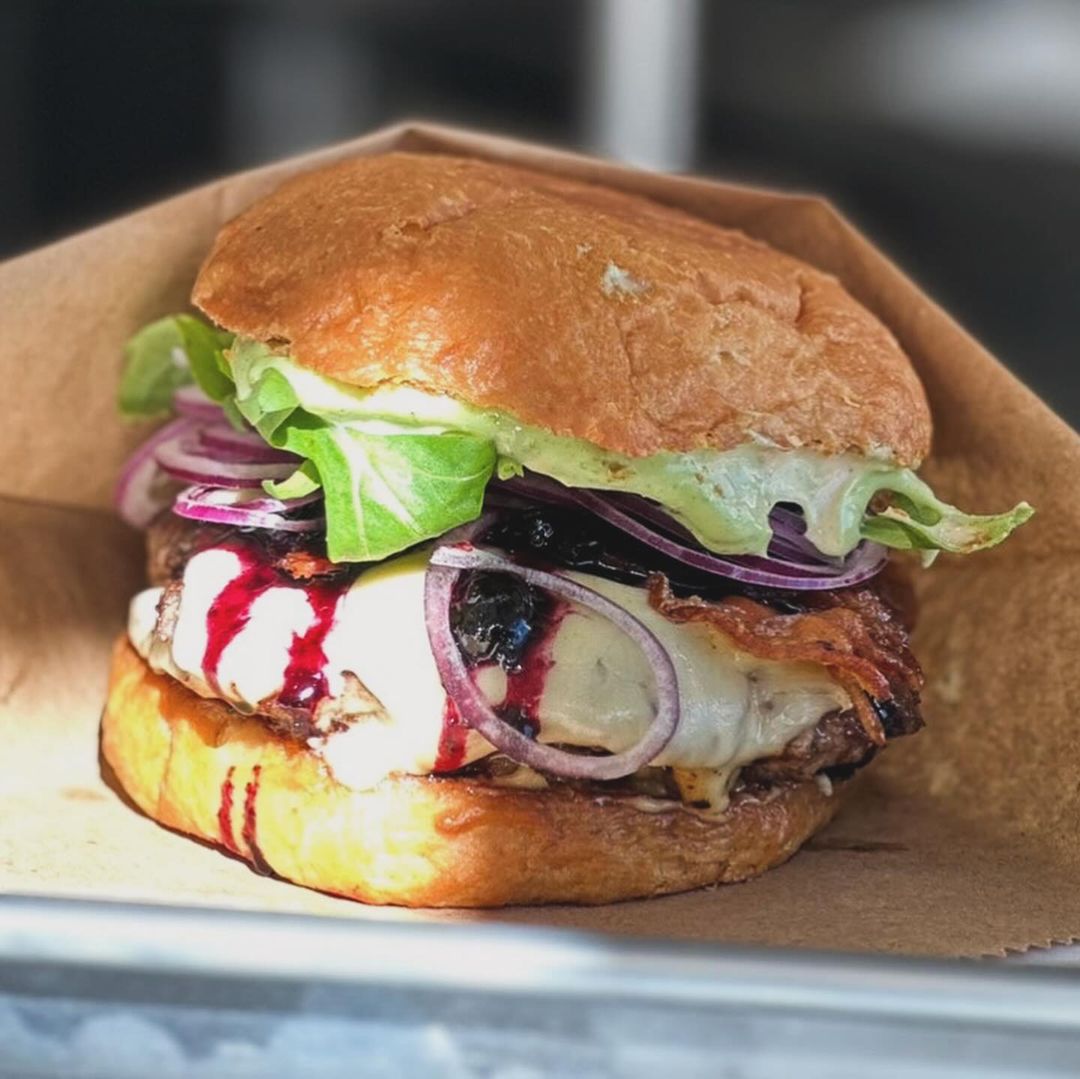 Бургер в ресторане Burger Time.