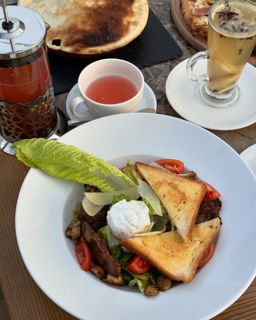 Теплий салат з телятиною та яйцем пашот у Papa Caro Taverna.