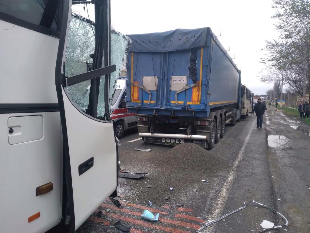 На трассе Одесса – Рени пассажирские автобусы столкнулись с грузовиком.