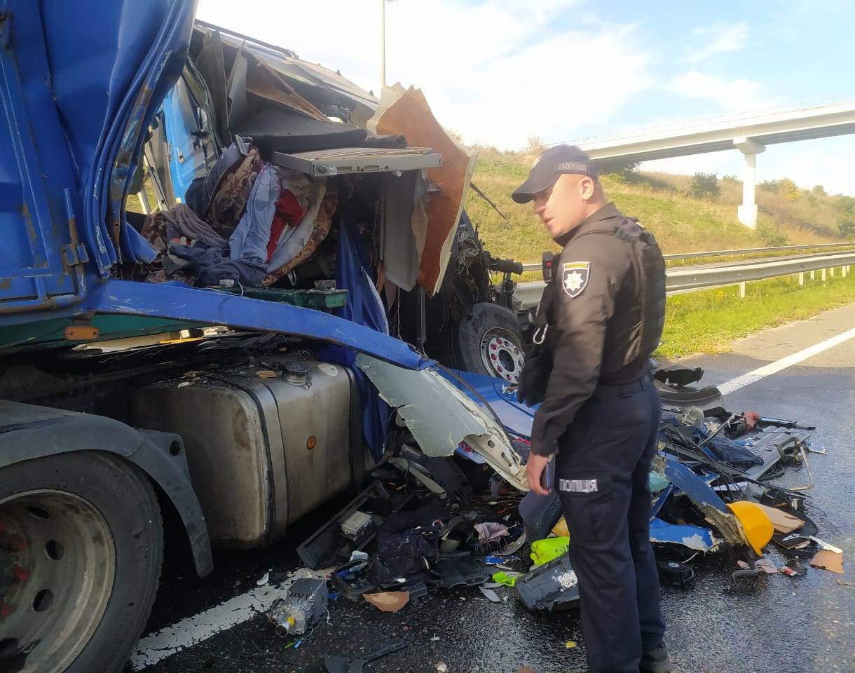 На трассе Одесса &ndash; Киев из-за столкновения двух фур осложнено движение.