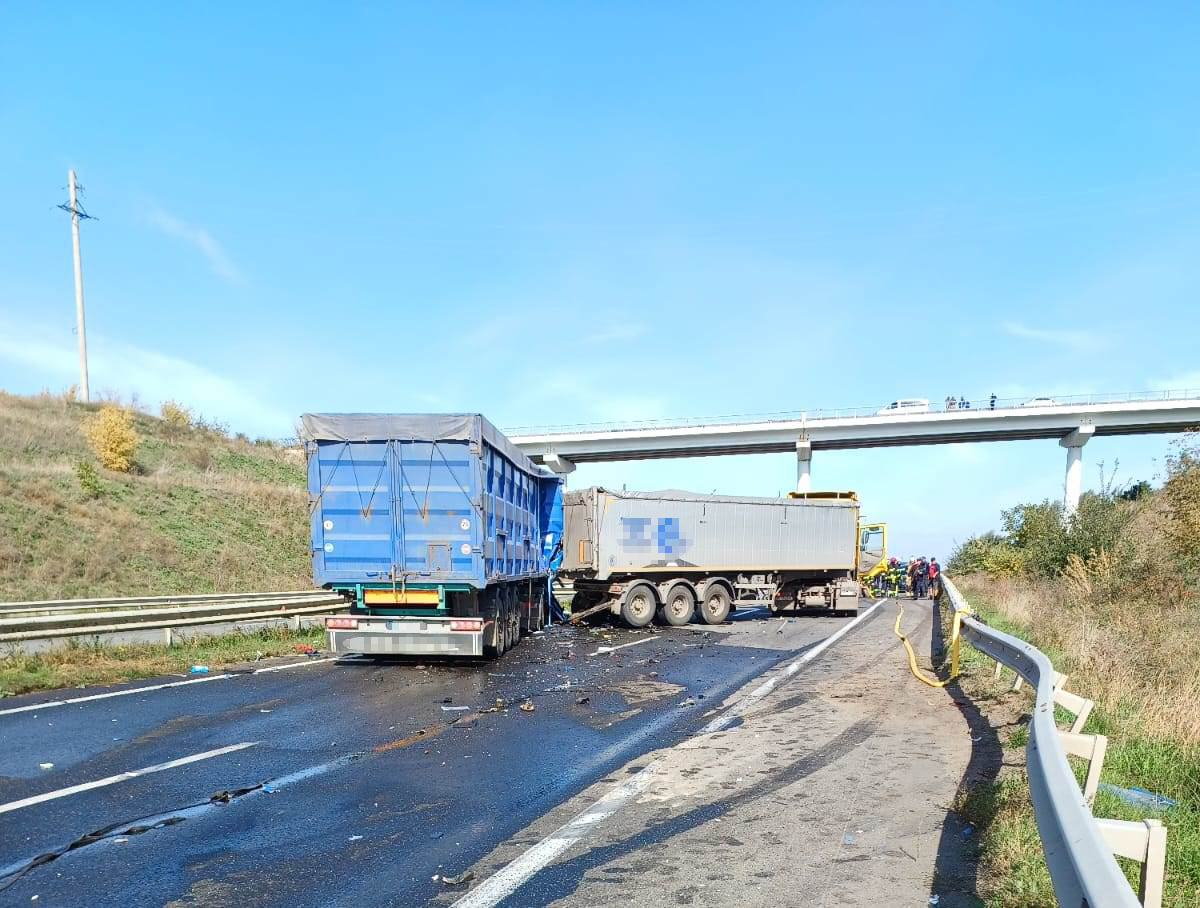На трассе Одесса &ndash; Киев из-за столкновения двух фур осложнено движение.